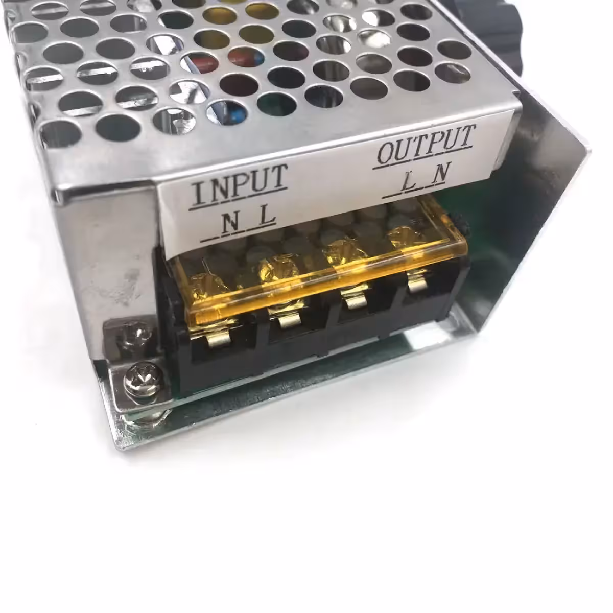 Afbeelding van zijdelingse aansluitingen voor AC in- en uitgang