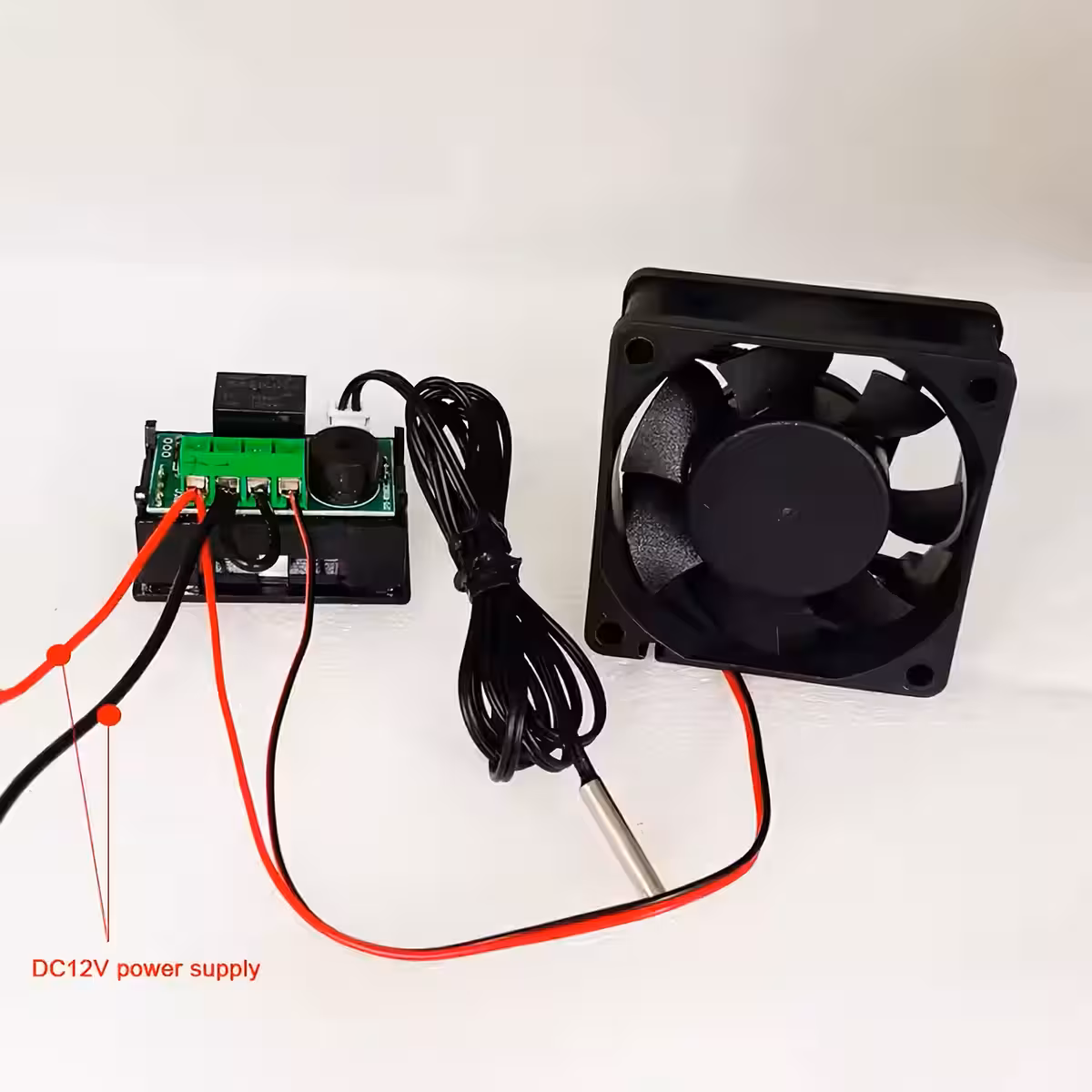 Voorbeeld van ventilatoraansluiting op thermostaat voor temperatuurregeling