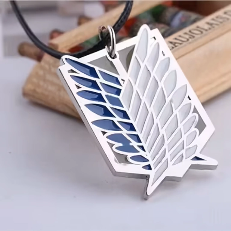 Attack on Titan ketting – zilver Anime ketting met zilveren Attack on Titan hanger