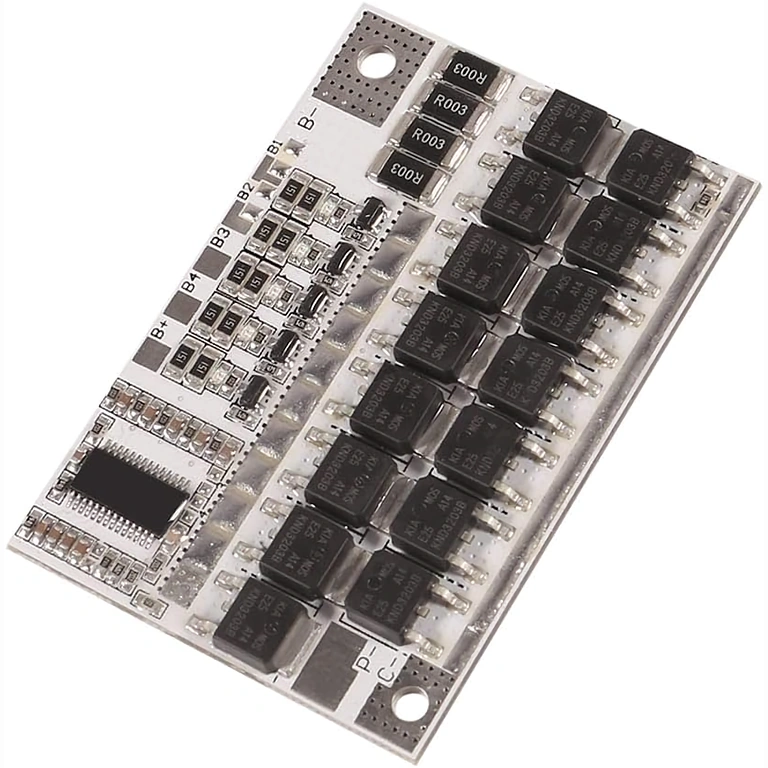 Close-up van onderdelen BMS 5S 100A module Gedetailleerde afbeelding van voorzijde BMS 5S 100A bord, componenten duidelijk zichtbaar