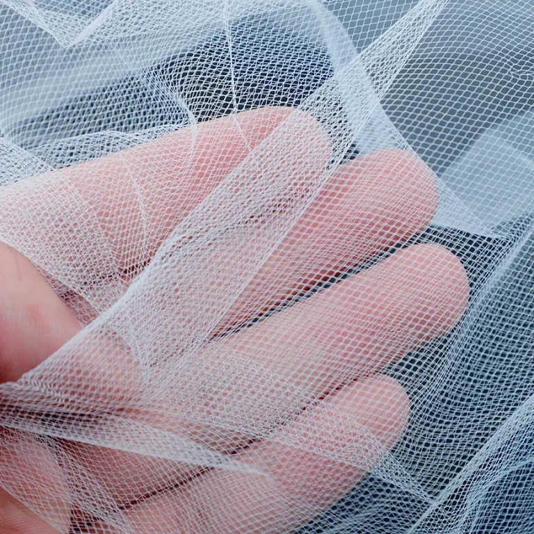 Witte sluier met kam, ideaal voor losse kapsels of knot