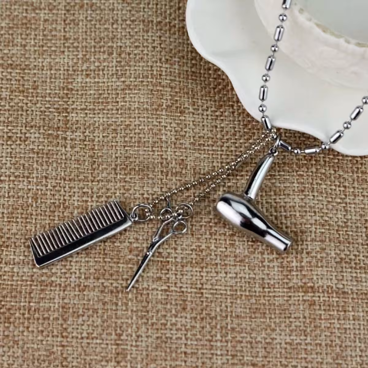Perfect cadeau voor kapster – elegante ketting met thematische hanger