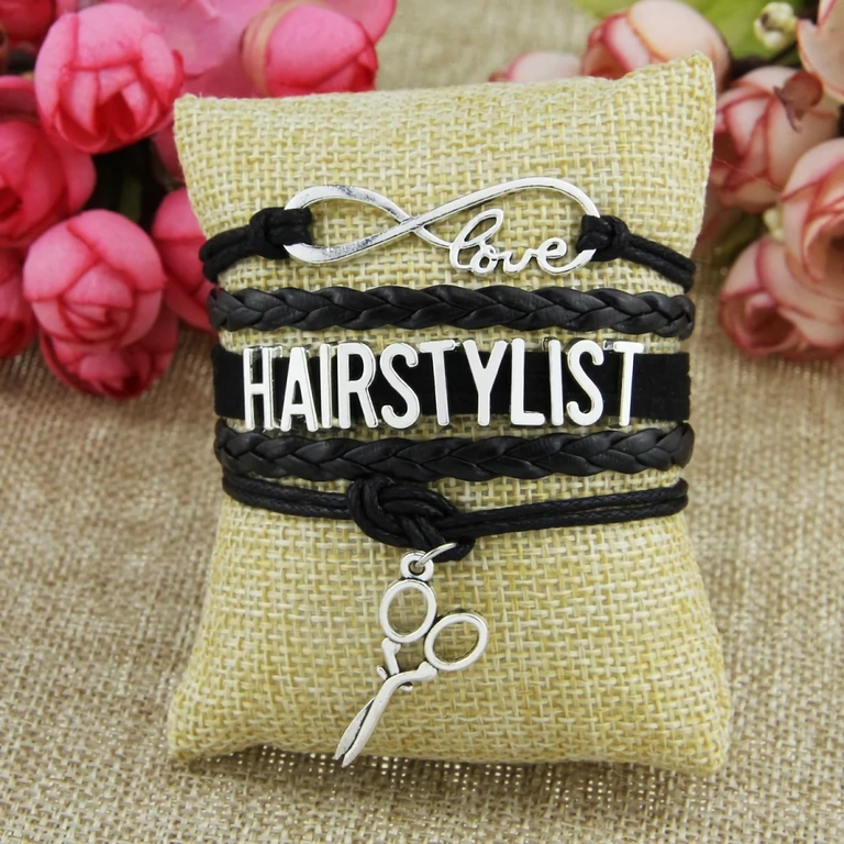 Decoratieve armband met specifieke kappersgereedschappen