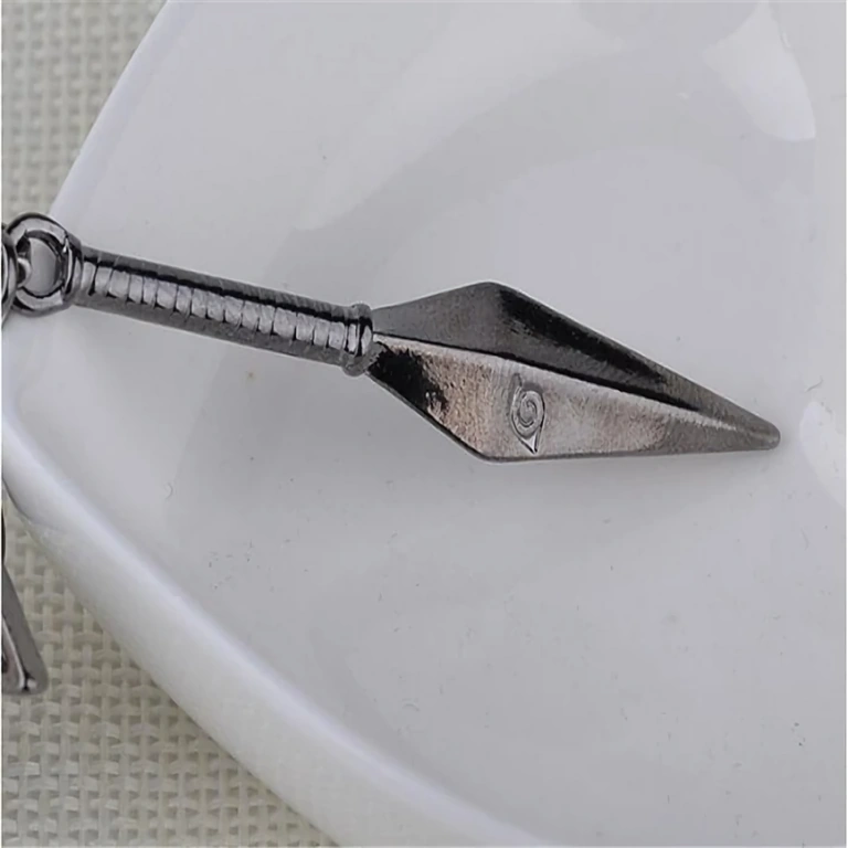 Metalen Kunai hanger met leren ketting