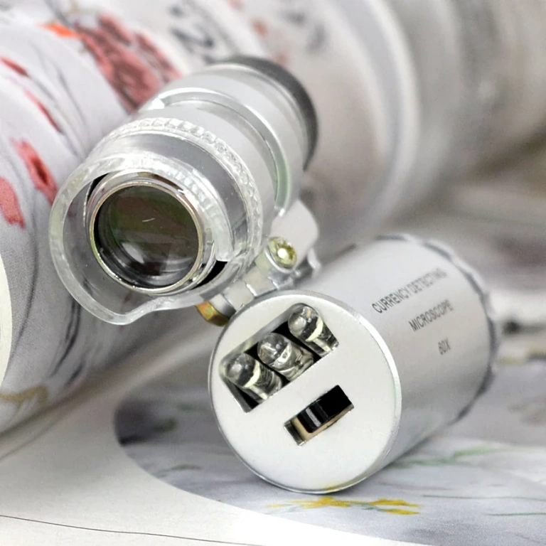 Draagbare microscoop met LED en UV licht Compact draagbare microscoop met LED en UV-lamp voor gedetailleerde inspectie