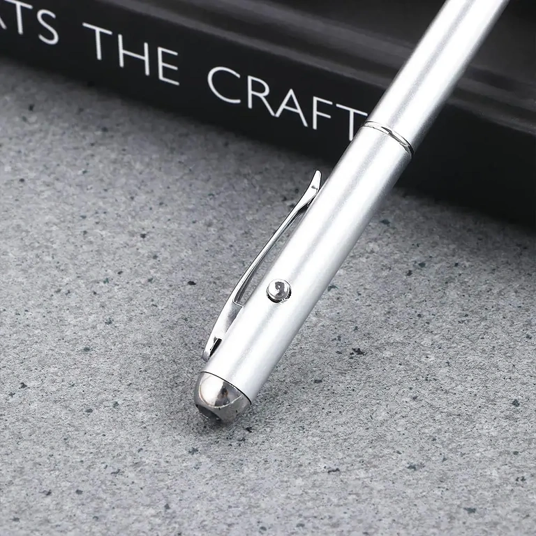 Zilveren pen met geïntegreerd licht voor berichten die in het donker verschijnen