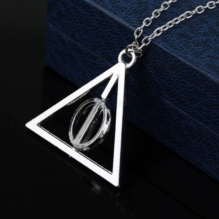 Zilveren medaillon met Deathly Hallows symbool
