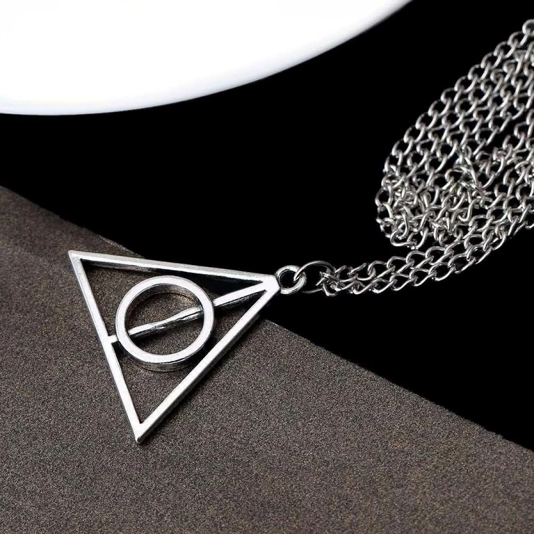 Ketting met magische driehoek geïnspireerd door het Deathly Hallows symbool