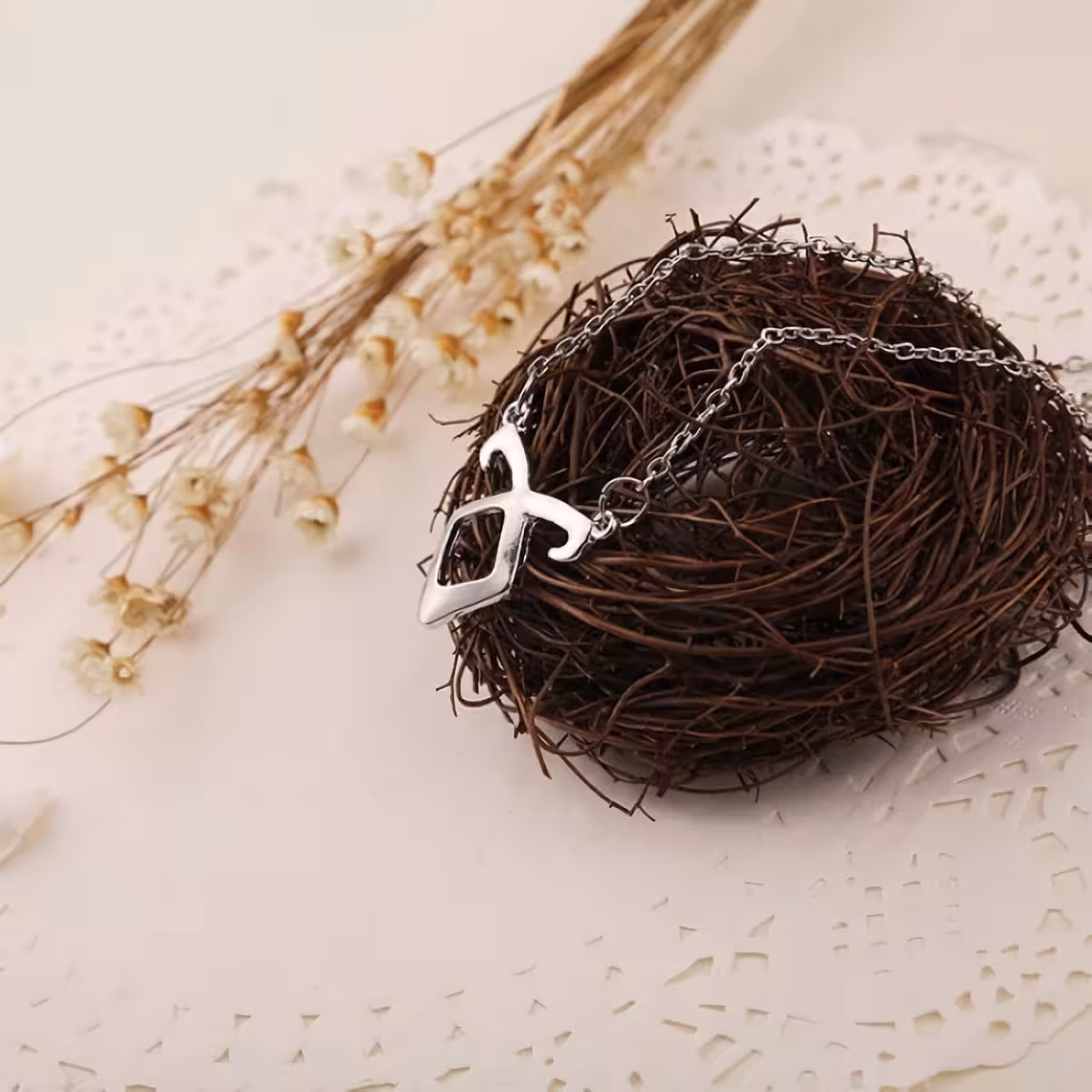 Runen hanger met engelachtig symbool uit film City of Bones