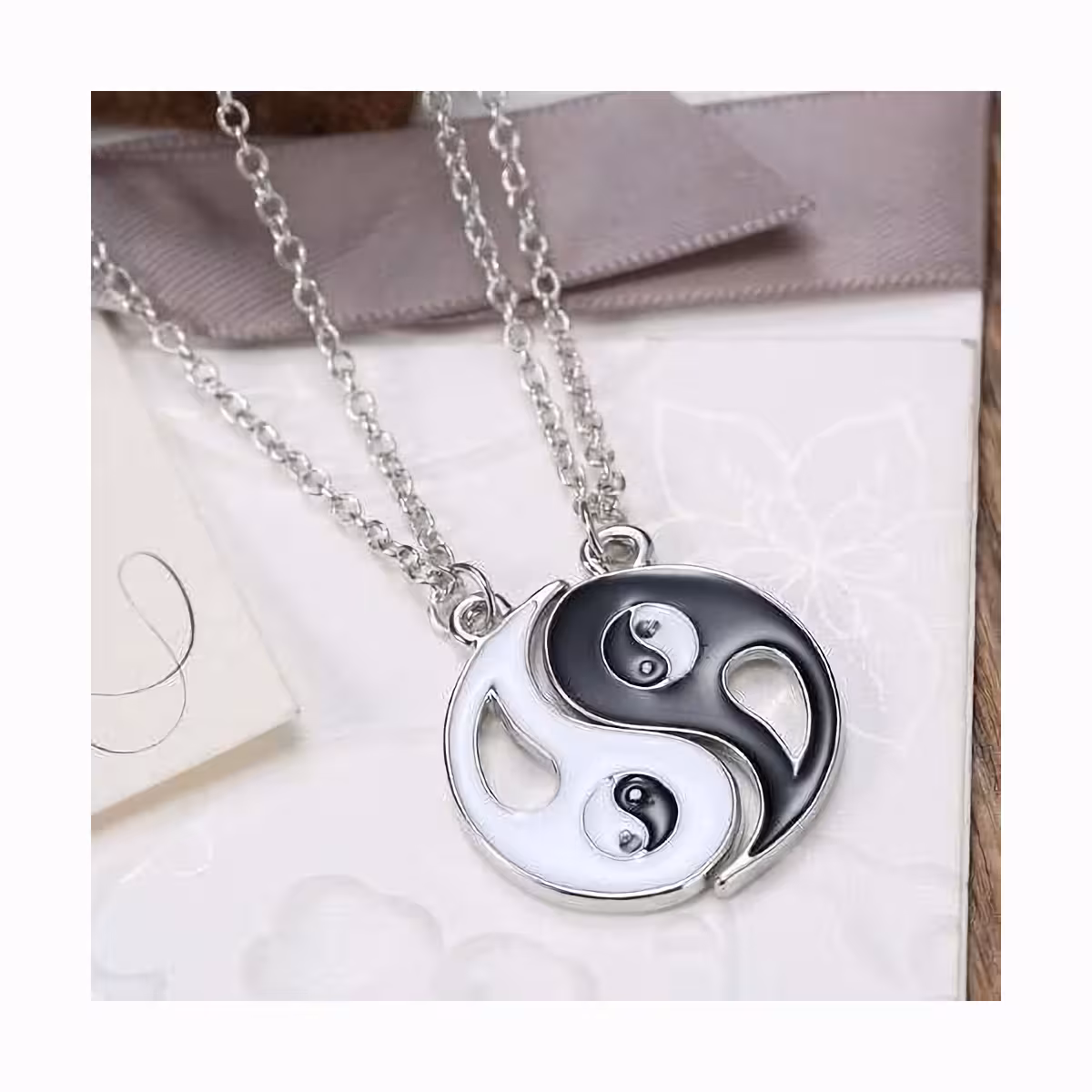 Medaillon met diepe betekenis – aantrekkingskracht van tegenstellingen