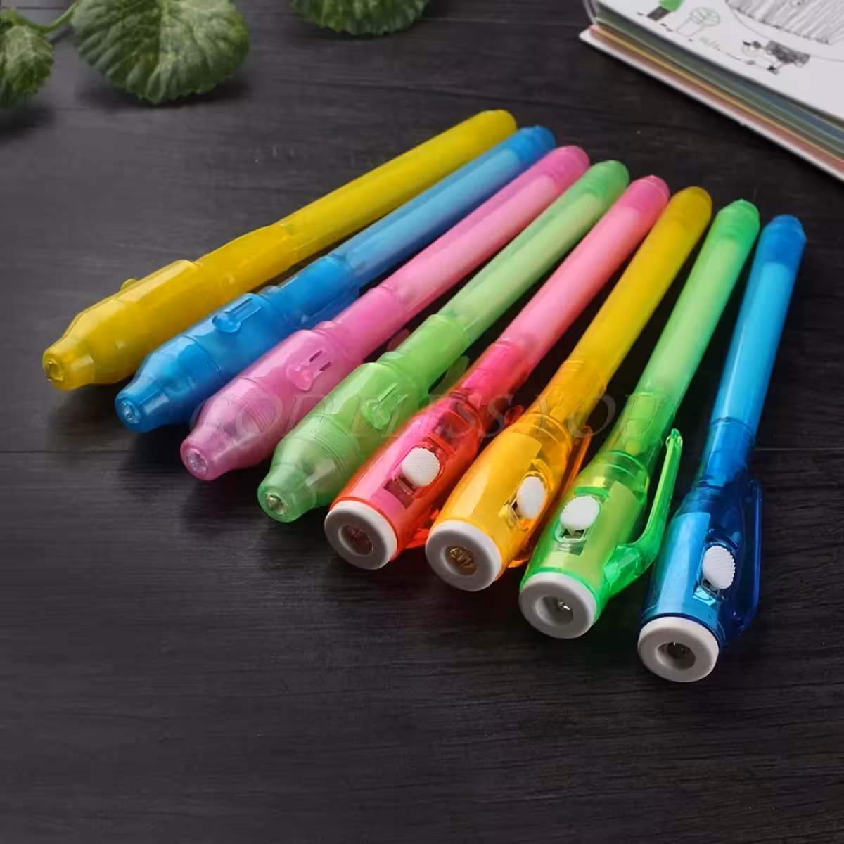 Set van gekleurde pennen met onzichtbare inkt voor creatieve spellen