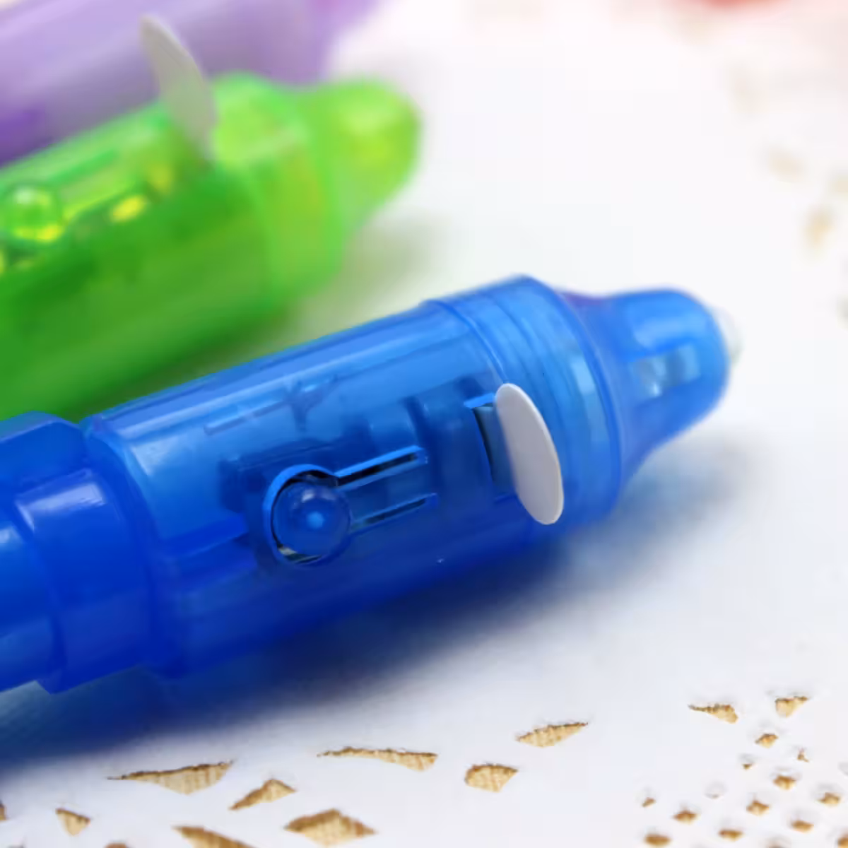 Pen met onzichtbare inkt en UV-licht voor geheime berichten