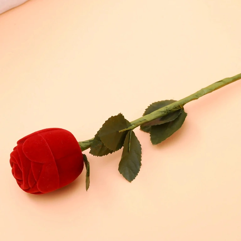 Rode fluwelen roosdoos voor oorbellen of ring Rode fluwelen doos in rozenvorm voor sieraden – ringen of oorbellen