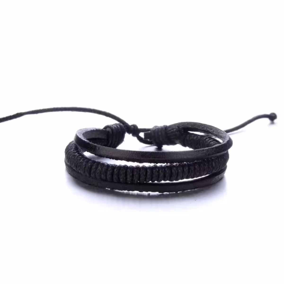 Heren armbanden met rebelse look – natuurlijk leer en metalen elementen