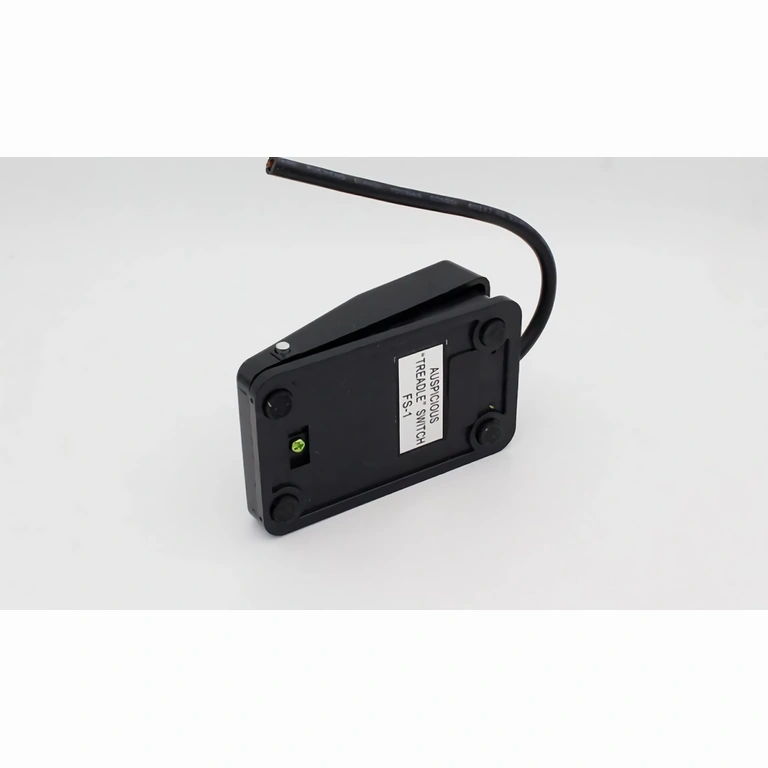 Elektrische schakelaar met voetschakelaar gemonteerd op kabel