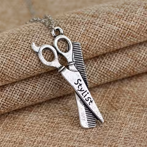 Barber/stylist kettingmedaillon – Mode-accessoire met schaar en kam voor kapsalon