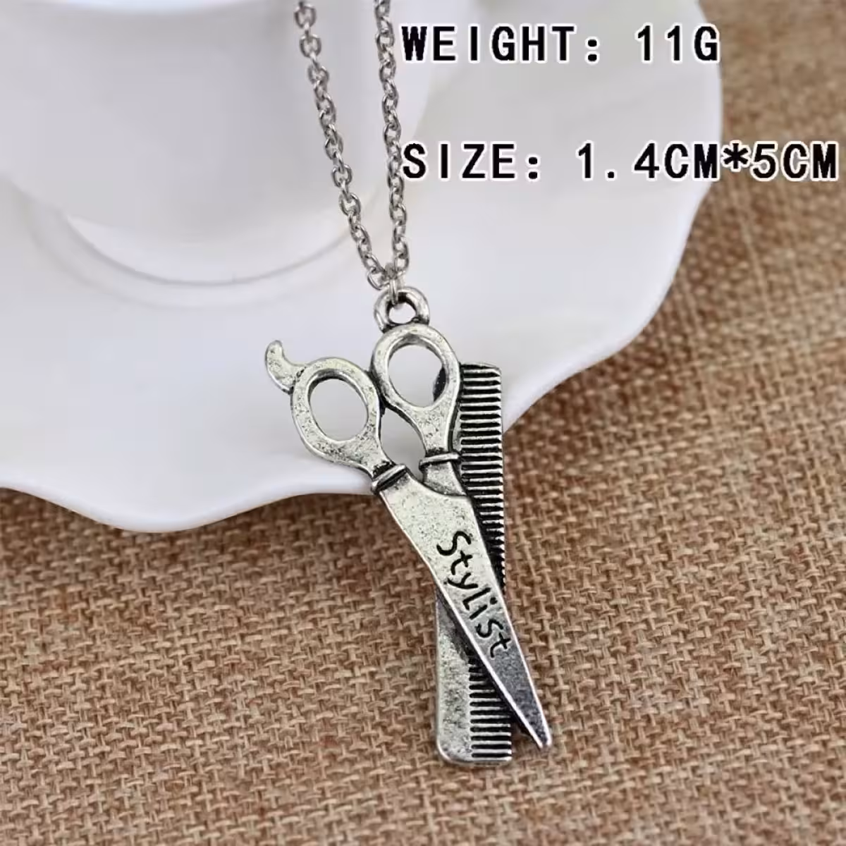 Hanger in de vorm van professionele kappersgereedschappen