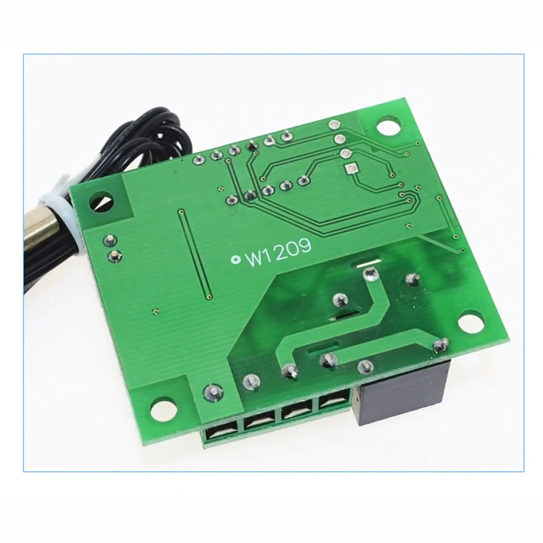 Achterzijde – relais en pinnen W1209 Achterzijde foto van thermostaatboard met aansluitpinnen