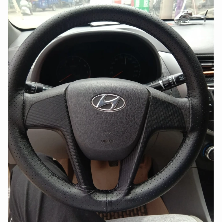 Zwarte leren stuurhoes met griptextuur voor comfortabel rijden