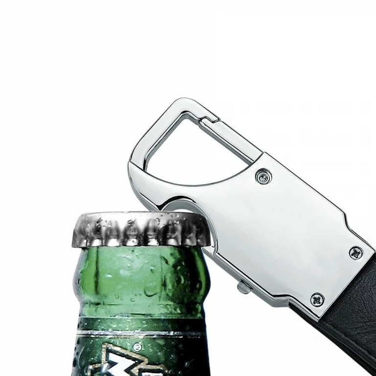 Leren sleutelhanger met flesopener Zwarte leren sleutelhanger met geïntegreerde flesopener