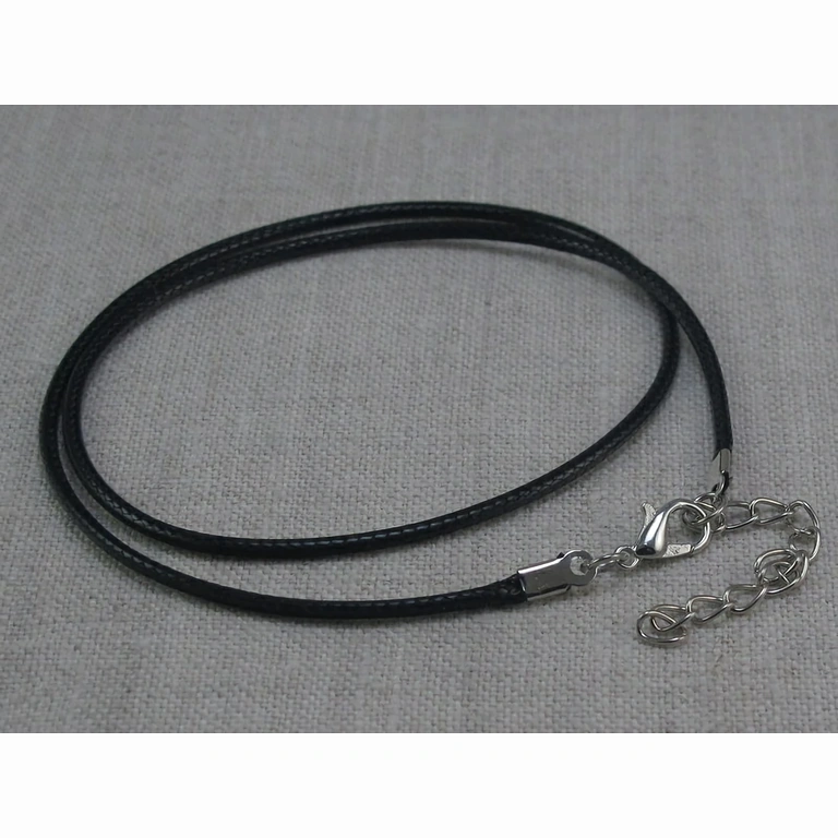 Pendant met roze kristal en leren koord – zachte en beschermende energie