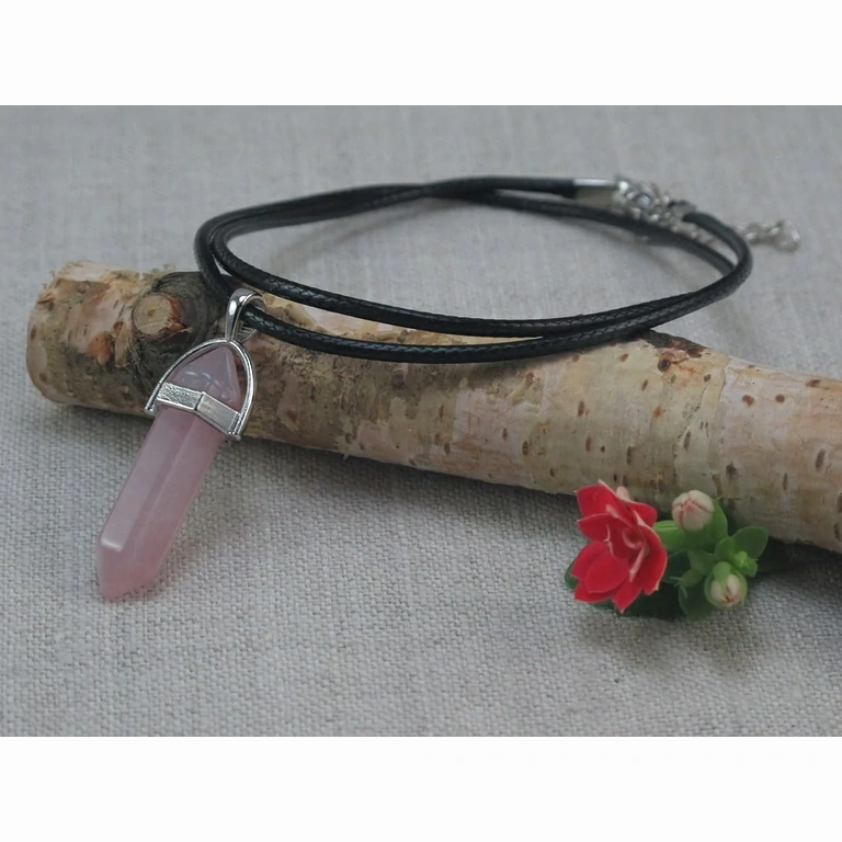 Handgemaakte ketting met roze kwarts-pendant – steen van liefde