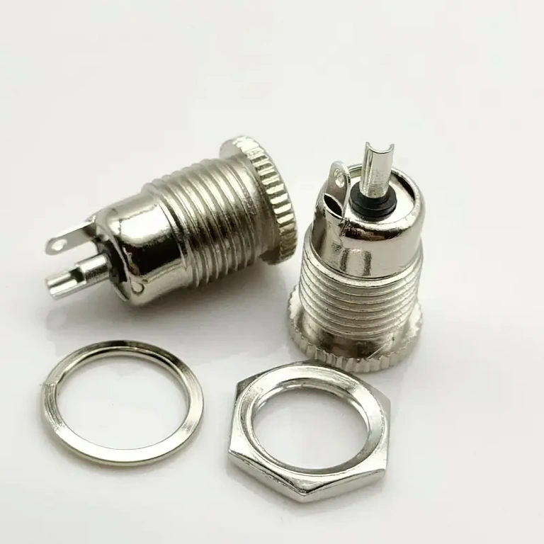 Krachtige oplader voor doe-het-zelf- en elektronische toepassingen