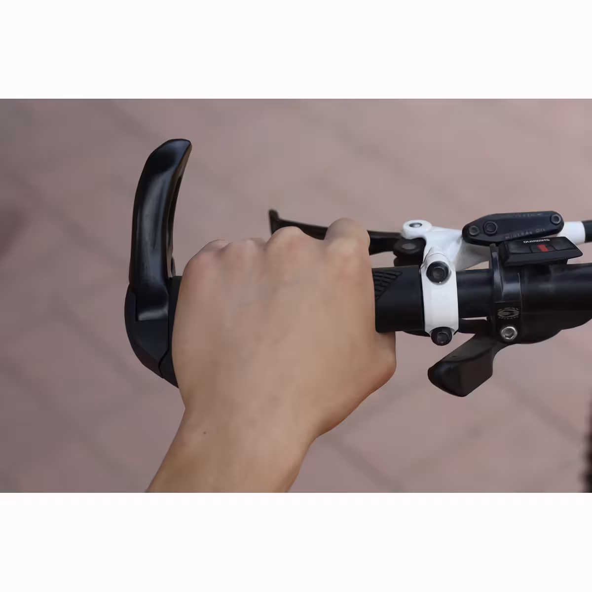 Anti-trillings MTB-handvatten met rubberen doppen en zijuitsteeksels