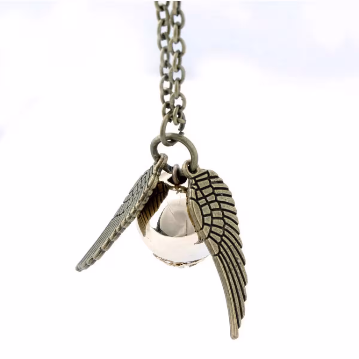 Fantasy ketting met gouden Snitch en gestileerde vleugels