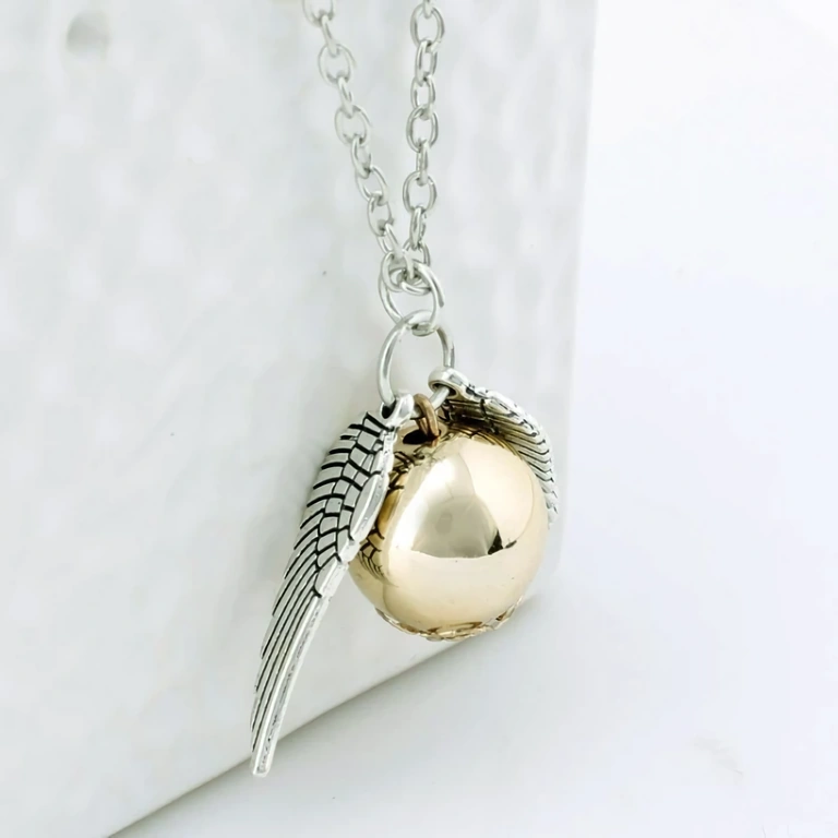 Magische Snitch-ketting – Hogwarts stijl Fantasy Snitch hanger met gouden details en lange ketting