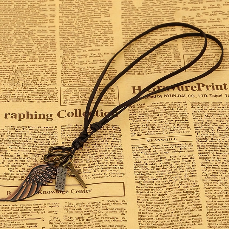 Kruishanger aan zwarte leren ketting voor mannen