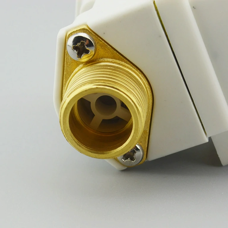 Waterklep 12V normaal gesloten met ½ inch aansluiting Normaal gesloten waterklep 12V met ½ inch aansluiting, ideaal voor zonne-energiesystemen