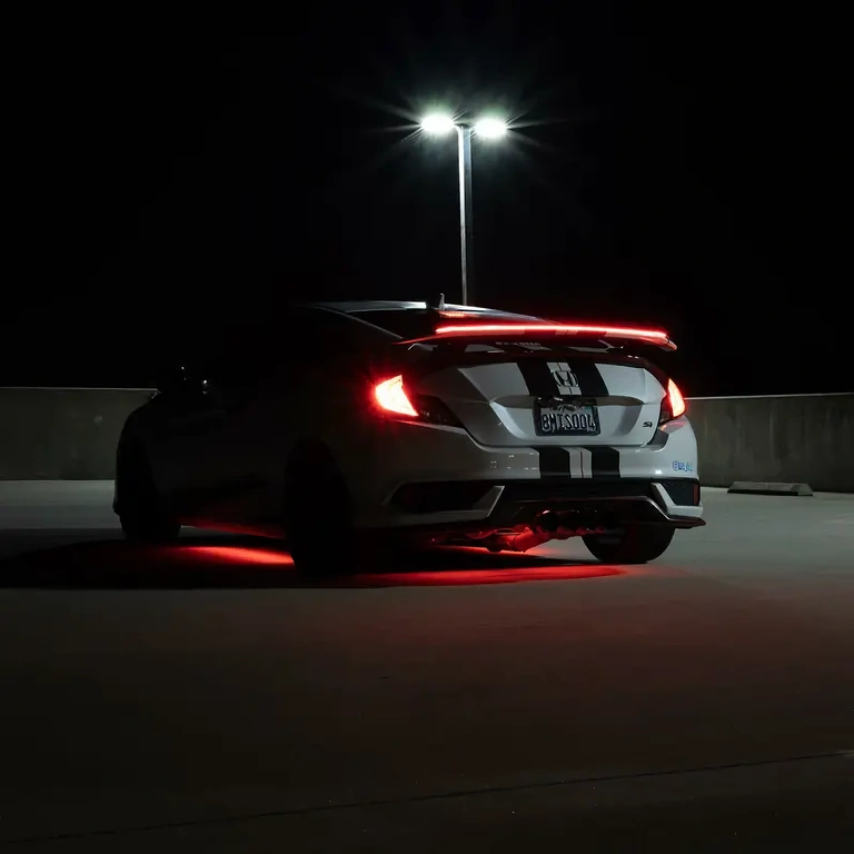 Spoiler met LED-strip voor remlicht op kofferbak Spoiler met LED remlicht, gemonteerd op kofferklep