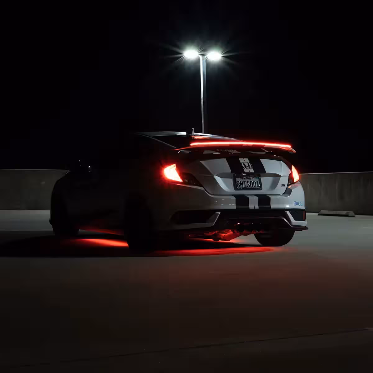 Spoiler met LED remlicht, gemonteerd op kofferklep