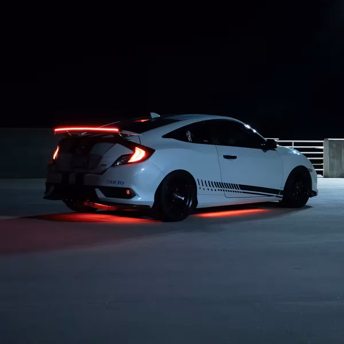 Sportieve spoiler met geïntegreerde LED-strip voor remlicht