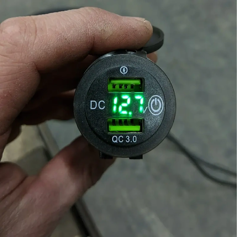 USB-oplader met twee poorten voor motor- en fietsbestuur