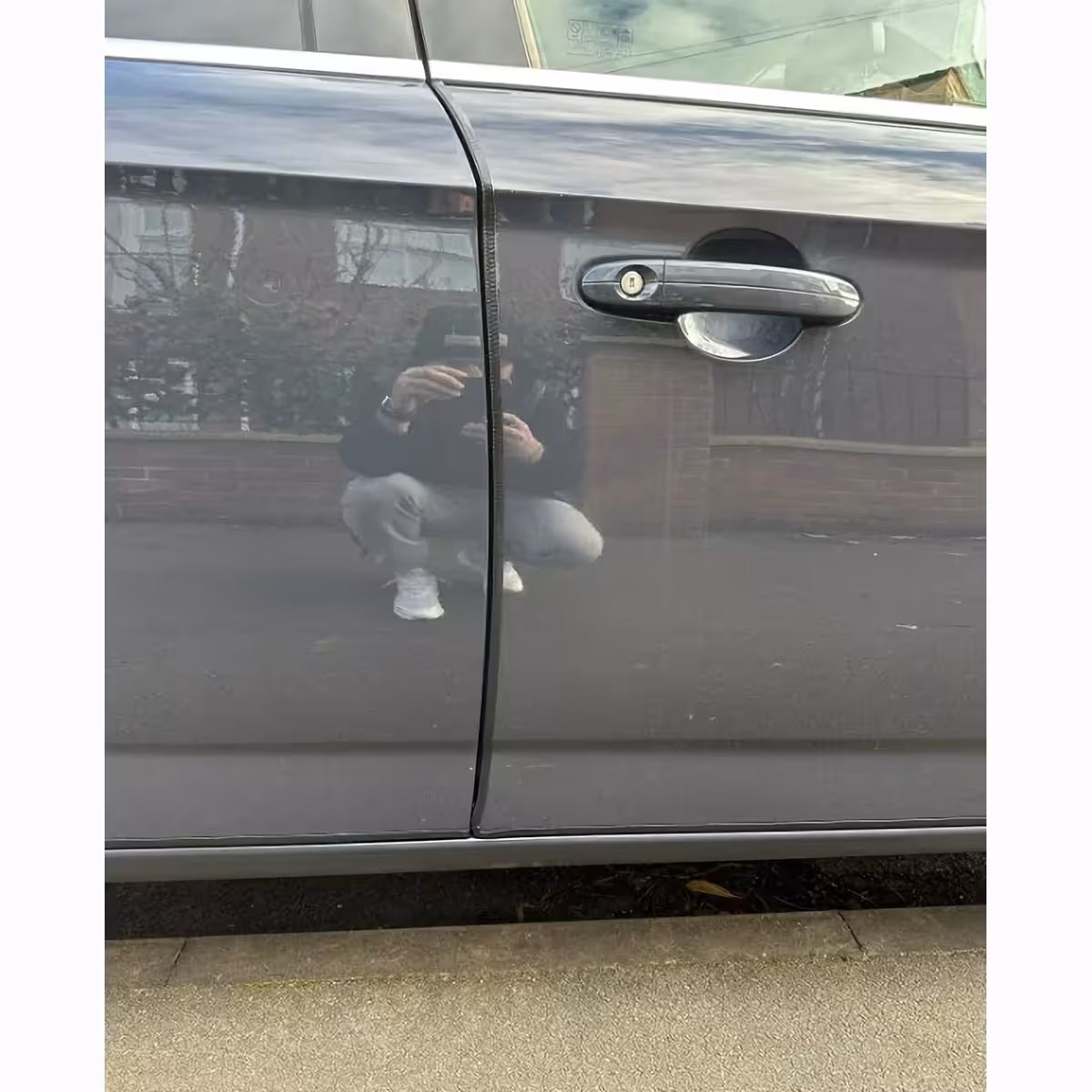 Zwarte strip voor bescherming deurkanten tegen krassen en stoten