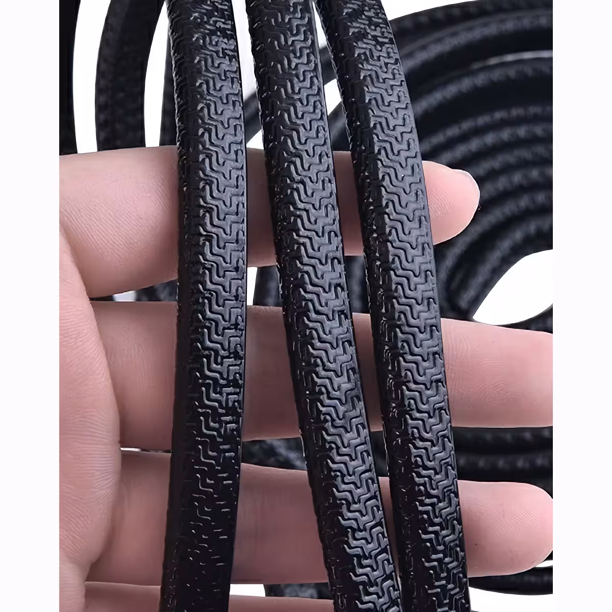 Rubberen strip voor afdichting en bescherming autodeuren