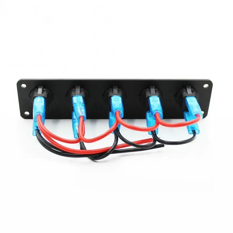 Elektrische connectoren aan achterkant van paneel