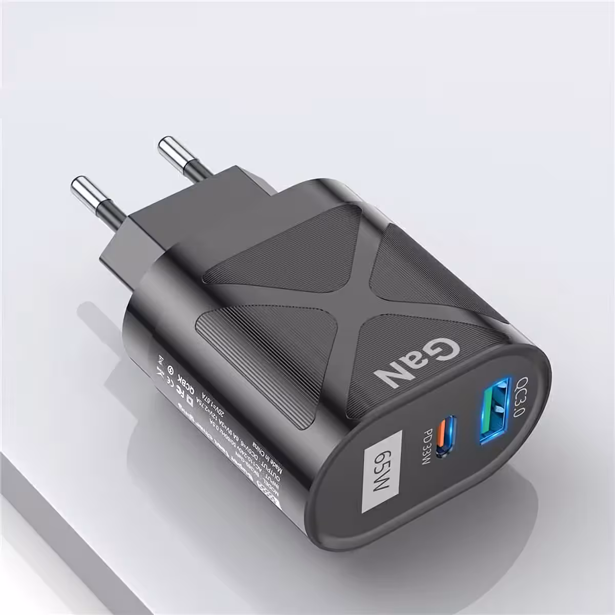 Zwarte oplader met twee poorten, ideaal voor telefoon en tablet