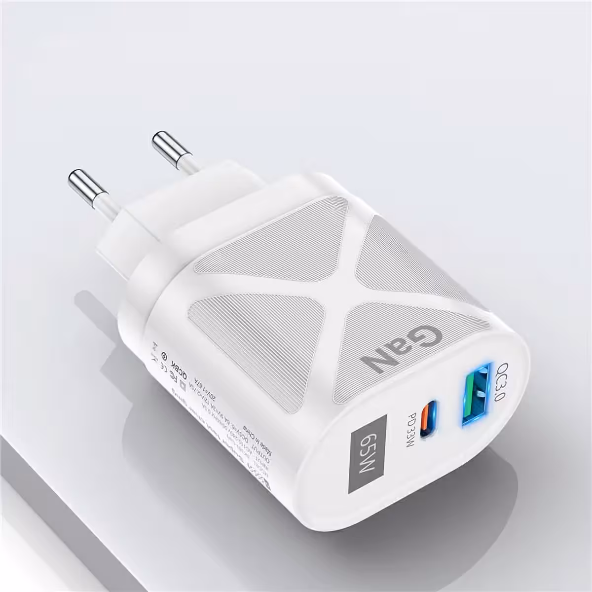 Witte USB-C oplader met twee poorten voor snel laden 65W