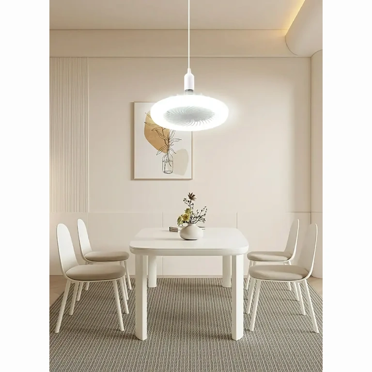 Moderne ventilator met licht voor de woonkamer Moderne plafondventilator geïnstalleerd in woonkamer