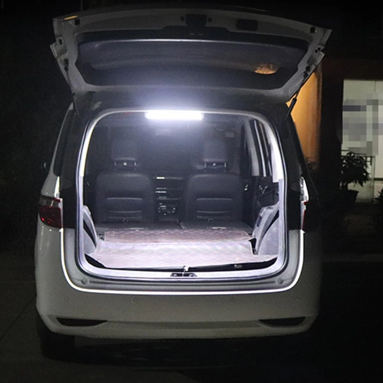 LED-verlichting in de kofferbak – natuurlijk licht LED-lamp geïnstalleerd in de kofferbak van een auto, helder licht