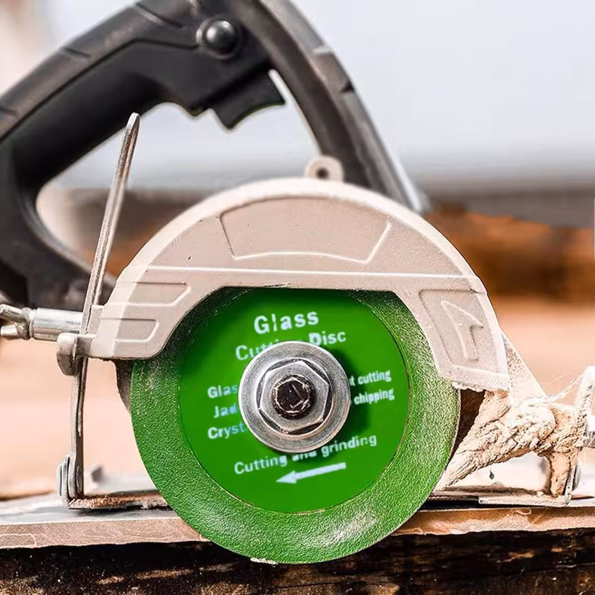 Schijf gemonteerd op een standaard haakse slijper