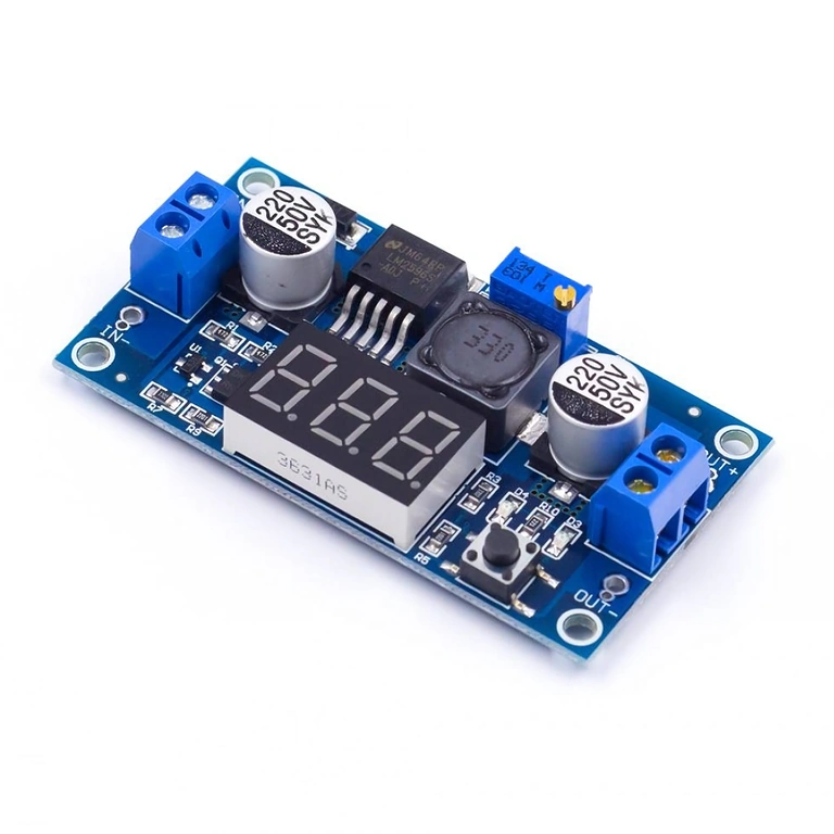 Detail van LM2596-module – close-up Close-up LM2596 step-down met display en spanningsregeling