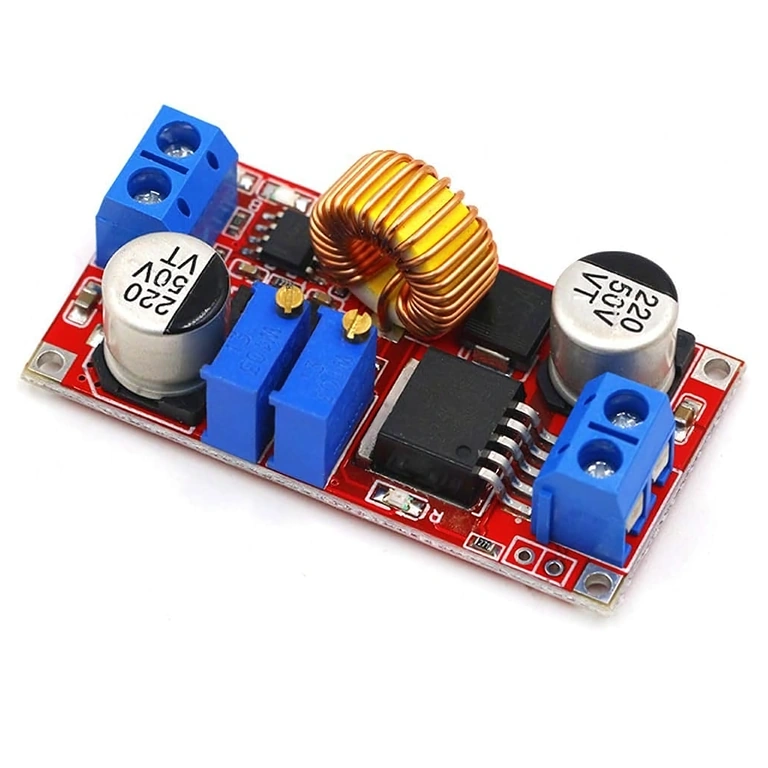 Close-up van XL4015 chip op step-down DC-DC module
