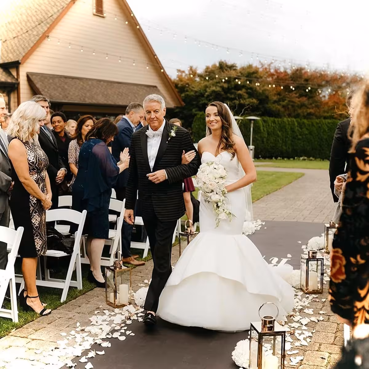 Witte kunstbloemblaadjes gebruikt voor romantische fotodecoratie