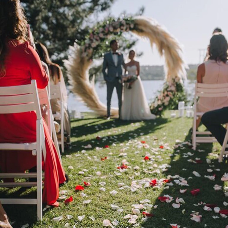Romantische decoratie met kunstbloemblaadjes Witte kunstbloemblaadjes voor Valentijnsdag romantische decoratie