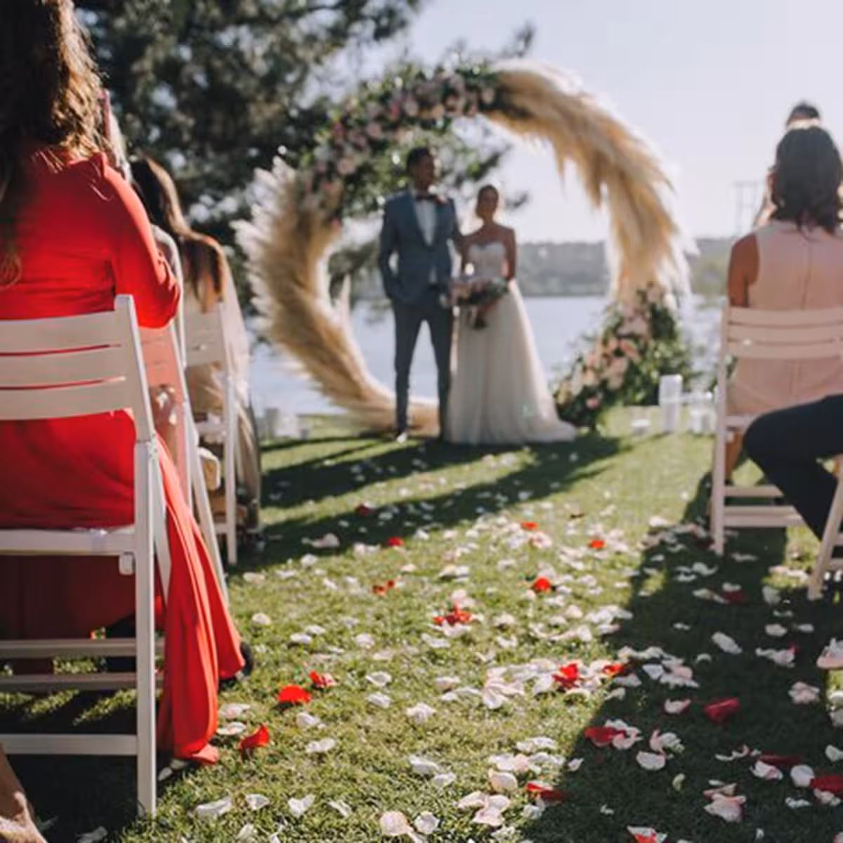 Witte kunstbloemblaadjes voor Valentijnsdag romantische decoratie