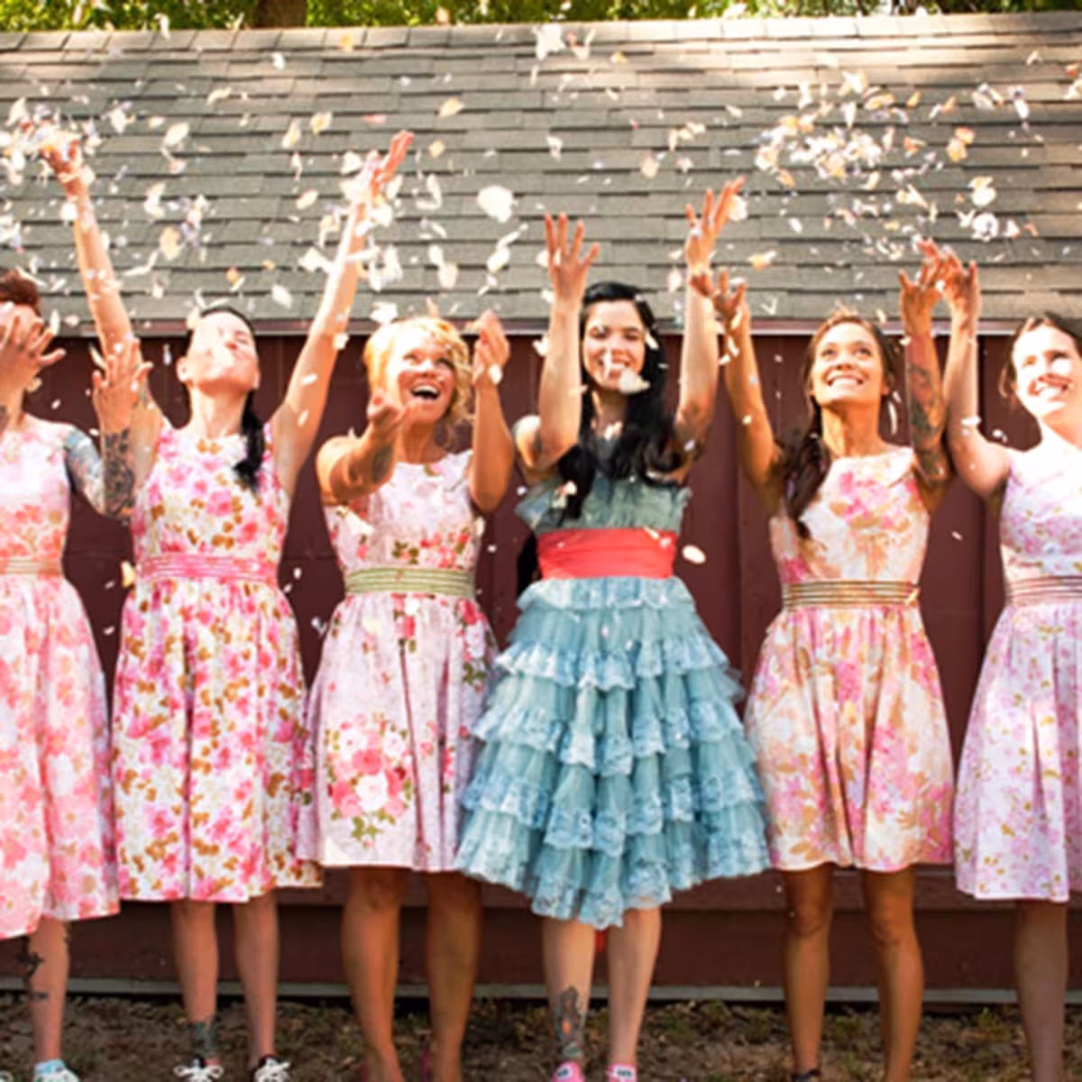 Witte kunstbloemblaadjes voor bruiloft, jubileum of feestdecoratie